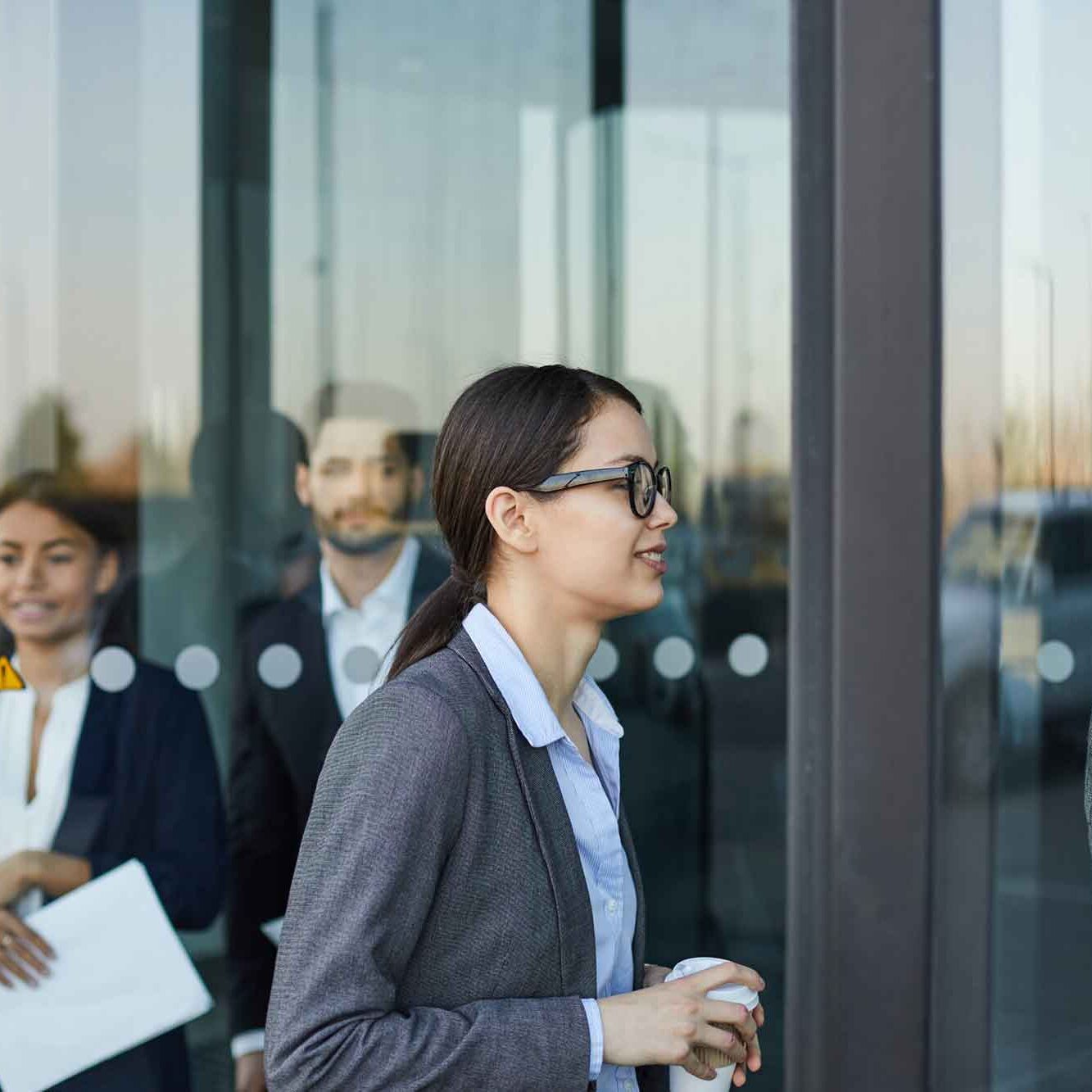 Revolving door Corporate team building can reduce the speed of the revolving door